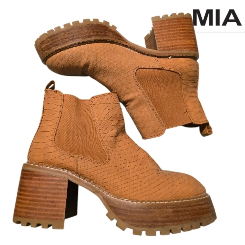 MIA Luda Chelsea Boot Size Women’s 8 Beige / Tan Python Print